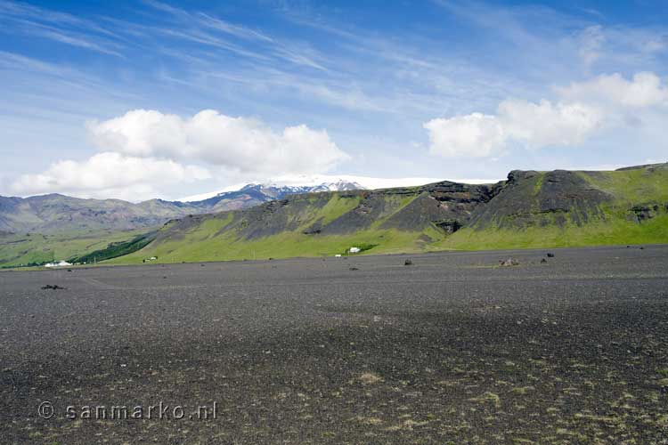 Vanaf de weg zien we de Eyjafjallajökull gletsjer in IJsland