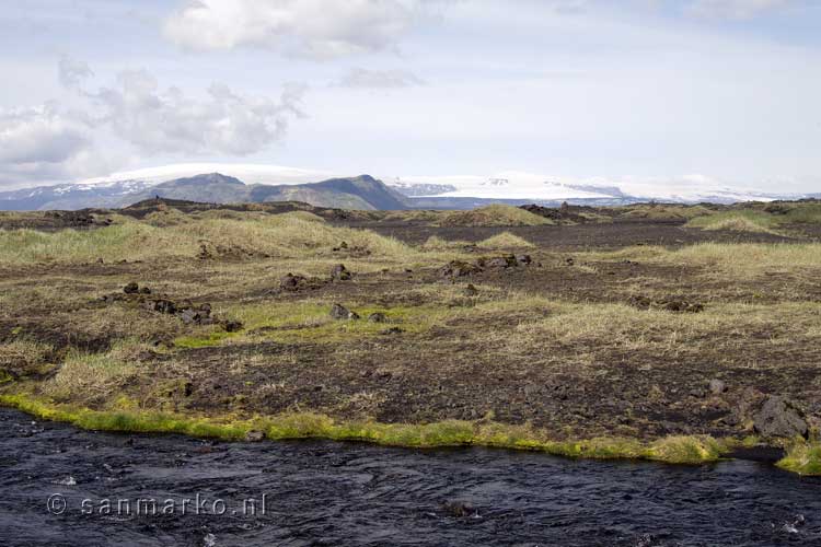 Vanaf een parkeerplaats de Mýrdalsjökull gletsjer en de Katla vulkaan in IJsland