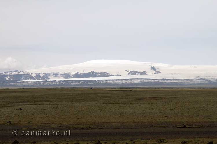 In de verte zien we de Mýrdalsjökull gletsjer in IJsland