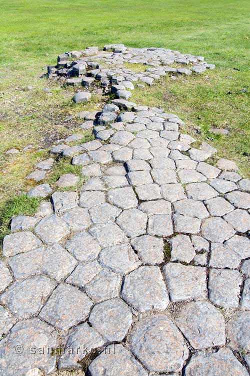 Het wandelpad Kirkjugólf van basalt bij Kirkjubæjarklaustur in IJsland