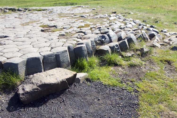 Deels afgebrokkeld basalt van Kirkjugólf bij Kirkjubæjarklaustur in IJsland