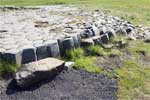 Deels afgebrokkeld basalt van Kirkjugólf bij Kirkjubæjarklaustur in IJsland