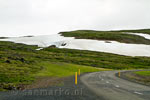 Langs de weg tussen Dragnes en Ísafjörður ligt in juni nog sneeuw op de pas