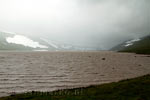 Mist aan de kust in één van de fjorden rijdend door de Westfjorden van IJsland