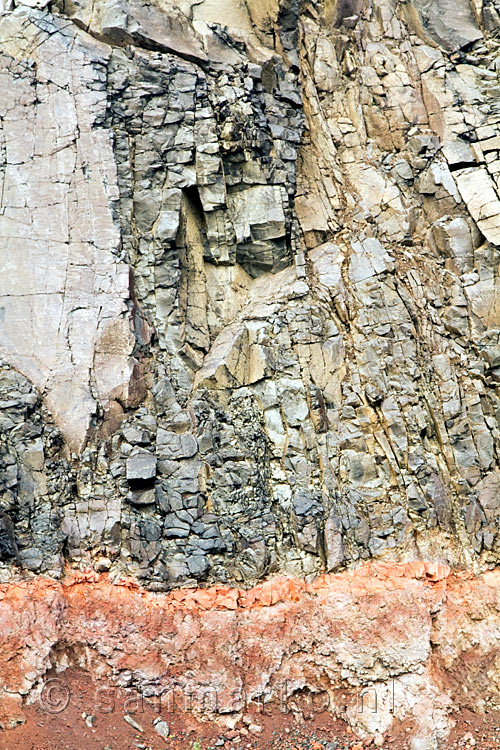 Langs de weg door de Westfjorden van IJsland verschillende kleuren lava door mineralen gevormd