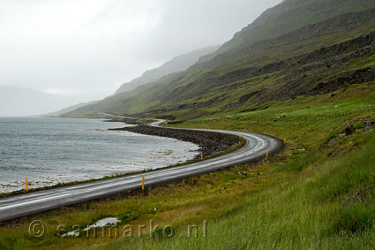 De 61 langs de kust van de Westfjorden van IJsland is deels verhard