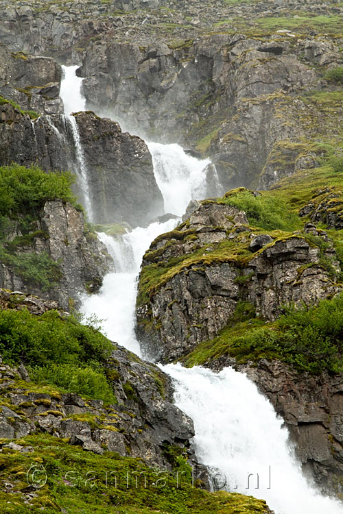 Onderweg zien we deze schitterende waterval langs de 61 op de Westfjorden in IJsland