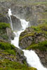 Onderweg zien we deze schitterende waterval langs de 61 op de Westfjorden in IJsland
