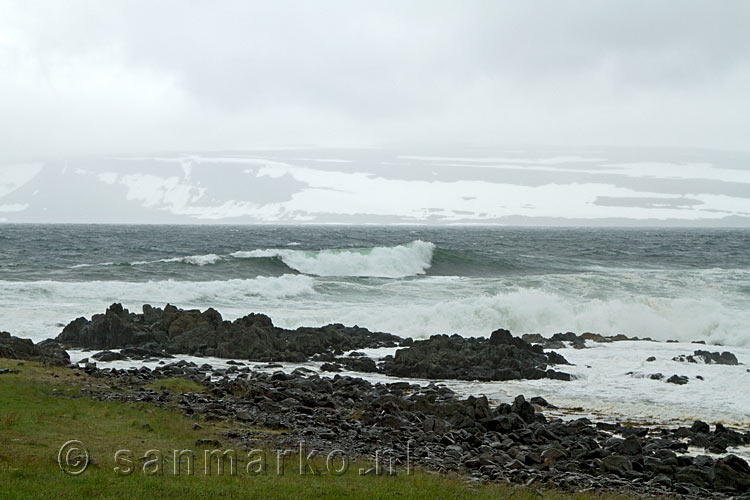 Aan de kust van de 61 bij Ísafjörður begint het te stormen op de Westfjorden van IJsland