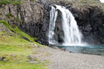 Een waterval van over basalt langs de 61 door de Westfjorden van IJsland
