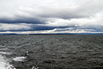 Uitzicht over de zee vanaf de Westfjorden in IJsland met in de verte Ísafjörður