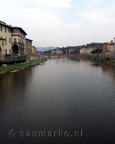 Uitzicht vanaf de Ponte Vecchio in Florence