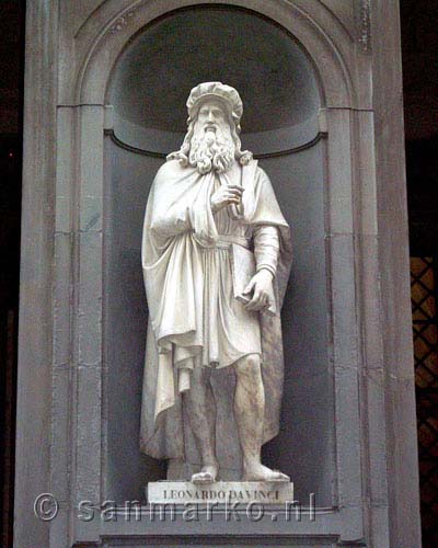 Standbeeld van Leonardo da Vinci in Florence