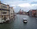 Uitzicht op Canal Grande en Santa Maria della Salute in Venetië