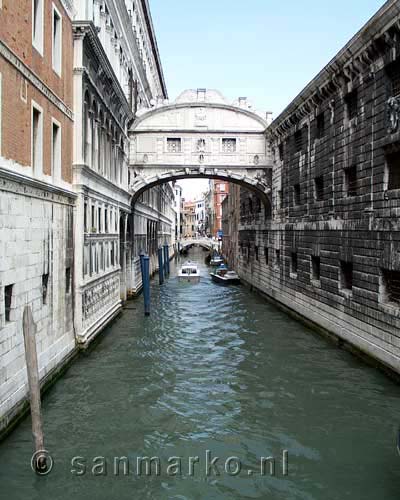 Een kanaal met een brug in Venetië in Italië