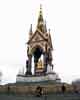 Op de trappen van het Prince Albert Memorial