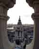 Uitzicht door de pilaren vanaf de koepel van St. Paul's Cathedral