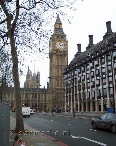 De Big Ben vanaf de kade van de Thames