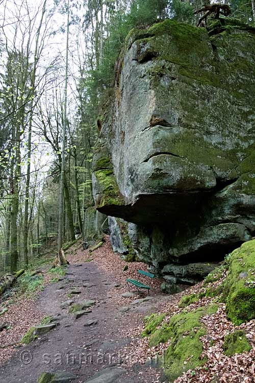 Een typisch Luxemburgs bankje onder een rots