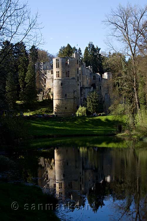 Chateau Beaufort gezien vanaf het wandelpad langs de Haupeschbaach