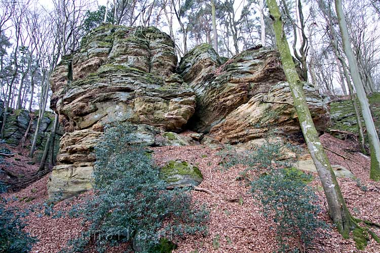 Vanaf het wandelpad zien we nog meer imposante rotsblokken waar Luxemburg bekent om is