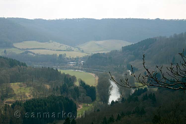 Onderweg een mooi uitzichtpunt over de omgeving bij Beaufort in Luxemburg