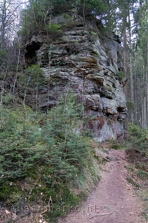Het wandelpad loopt vlak langs de imposante rotsen bij Beaufort