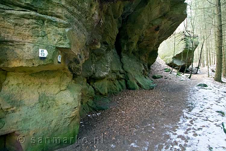 Eén van de vele overhangende rotsen over het wandelpad bij Beaufort in Luxemburg