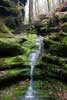 Een waterval in de Roitsbach bij Berdorf in Luxemburg