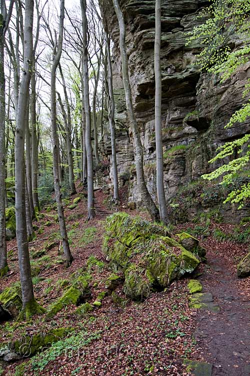 Het wandelpad langs de rotsen richting de Kale Kapp in Luxemburg