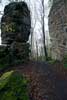 Wandelen tussen grote rotsformaties over het Fred Welter Pad in Luxemburg