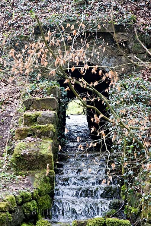 Een wateropening onder de weg door bij Schleidgen