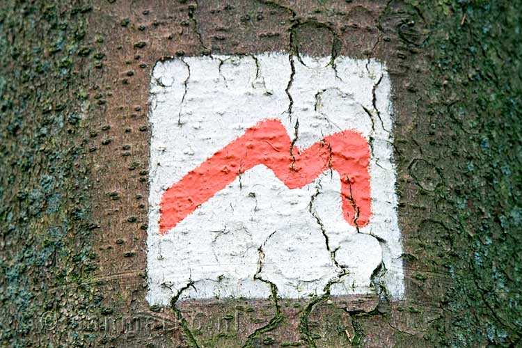 Het symbool van de Müllerthal Trail in het Müllerthal in Luxemburg