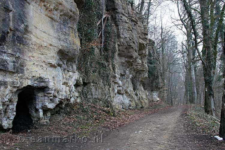 Langs mooie rotswanden wandelen we bij Larochette over het Müllerthal Trail