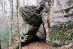 Een omgevallen rots dient als doorgang van het wandelpad in Luxemburg