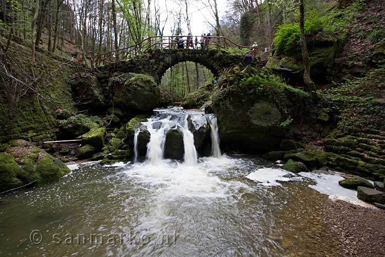 De Schiessentümpel en de brug in het Müllerthal in Luxemburg