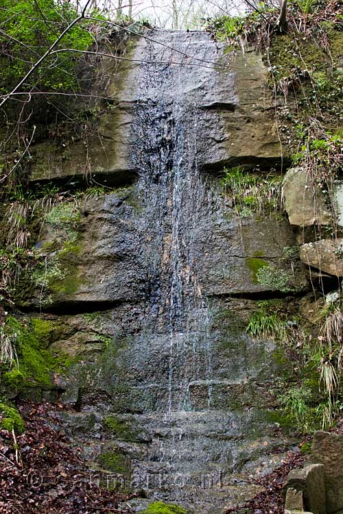 Een kleine waterval langs het wandelpad terug naar Müllerthal