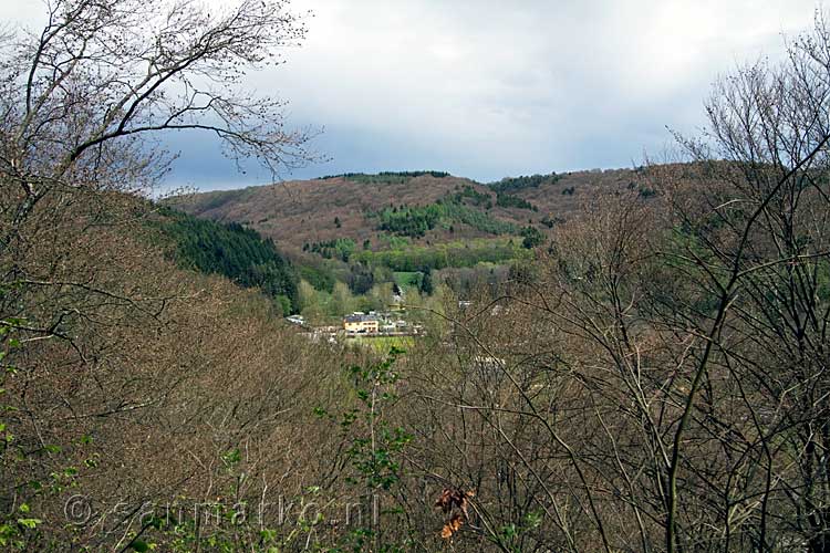 Op een uitzichtpunt langs het wandelpad het uitzicht over Luxemburg en Müllerthal