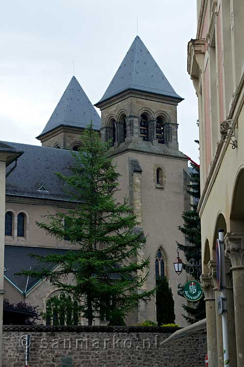 De kerktorens van de Abdij van Echternach in Luxemburg