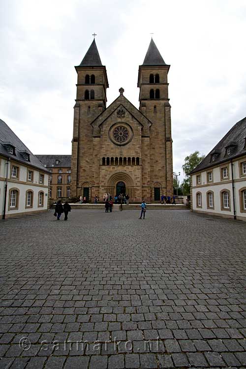 De ingang van de kerk van de Abdij van Echternach