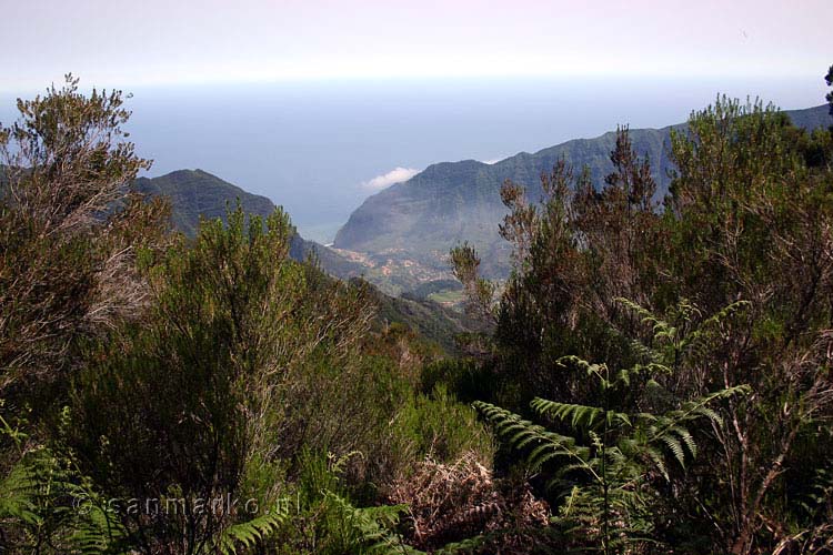 Het uitzicht richting de zee tijdens de wandeling bij São Vicente op Madeira