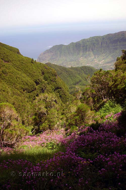 Het uitzicht vanaf de waterval bij Bica da Cana richting São Vicente op Madeira