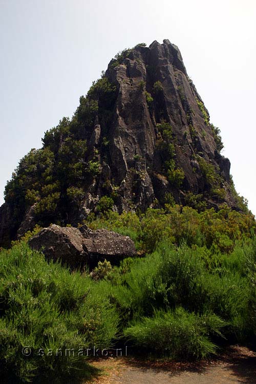 Vulkanische overblijfselen langs het wandelpad bij Bica de Cana op Madeira