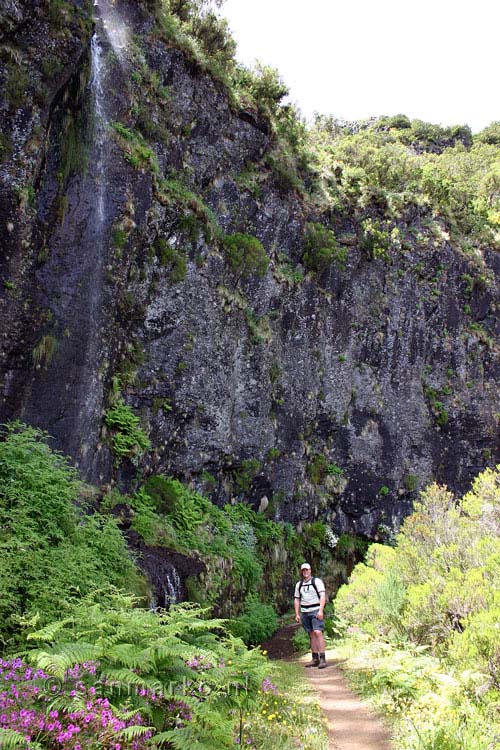 De waterval tijdens de wandeling bij Bica da Cana op Madeira