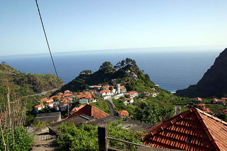 Uitzicht vanaf het wandelpad over Boaventura aan de noordkust van Madeira