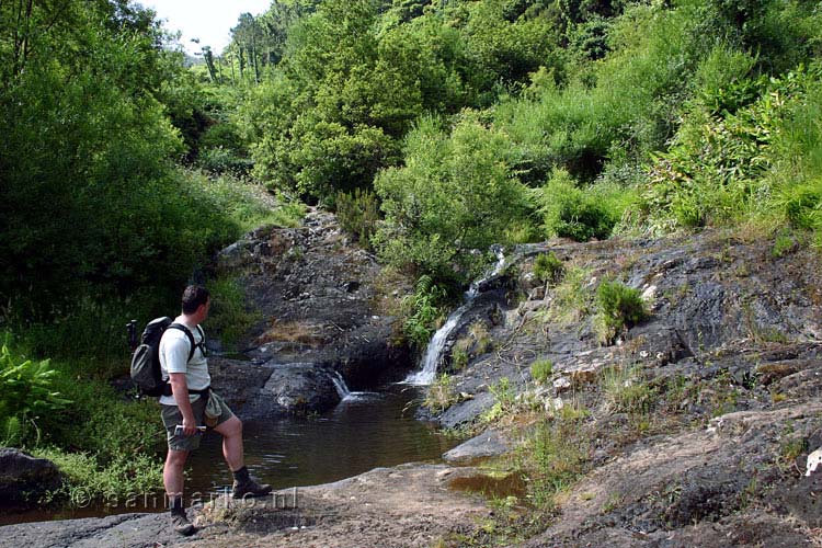 Een waterval in een klein stroompje net boven Boaventura