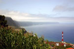 Uitzicht over wolken die de kust bedekken voorbij Ponta Delgada