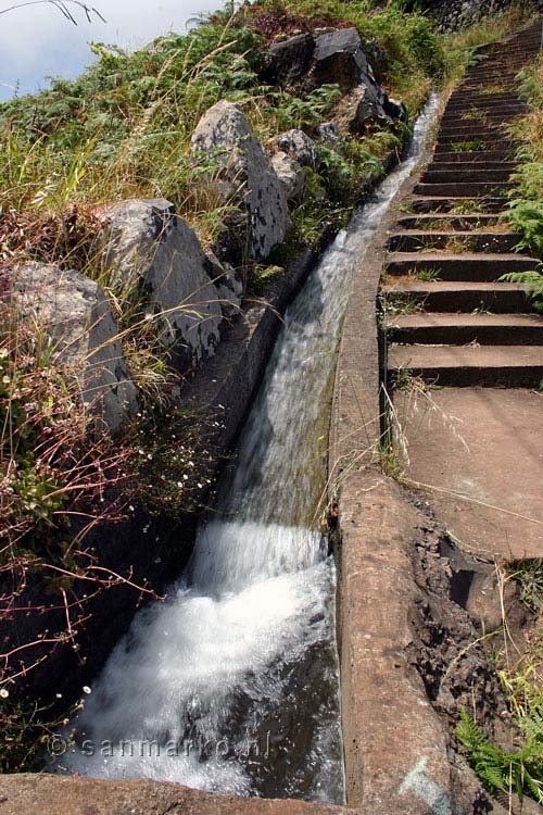 De levada langs trappen in het wandelpad bij Boaventura op Madeira