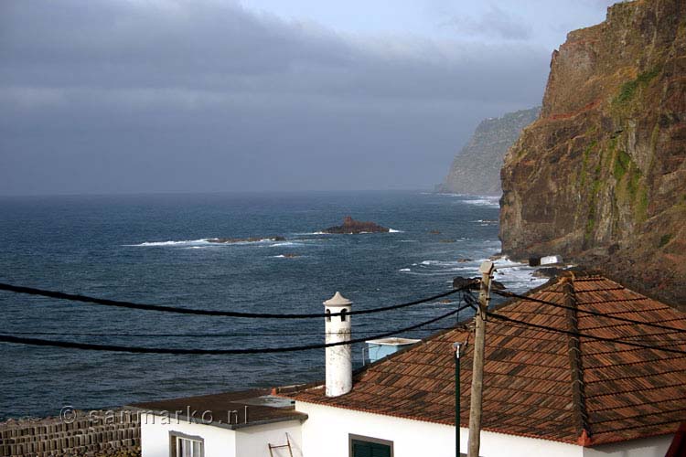 Uitzicht langs de noordkust van Madeira vanaf Casa da Capelinha