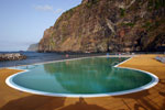 Het publieke zwembad van Ponta Delgada met uitzicht op de kust van Madeira